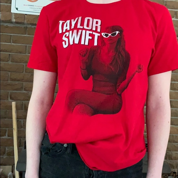 📌 Taylor Swift Red Tour 2013 Concert Shirt - Picture 2 of 4